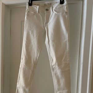 Only worn once size 25 DL1961 White Skinny Jeans.
